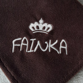 czarny koc dla psa z białym imieniem fainka sweetapaszka.pl